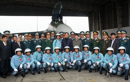 Thủ tướng Chính phủ chụp ảnh lưu niệm cùng đội ngũ phi công của Trung đoàn 923